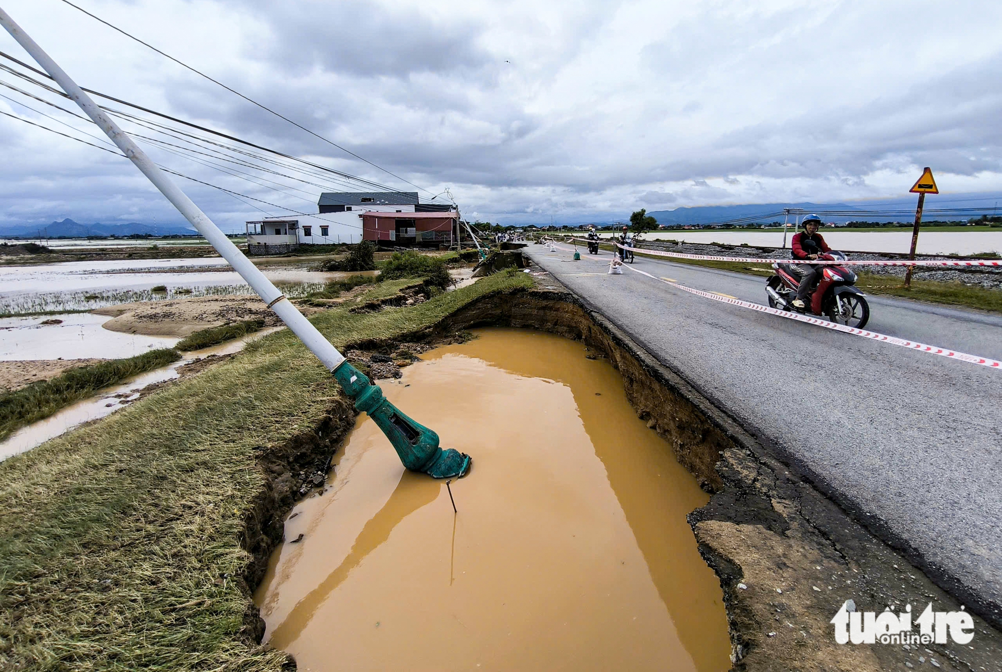 洪水退去，宁顺旧路露出多处断裂，电线杆倒塌遍地