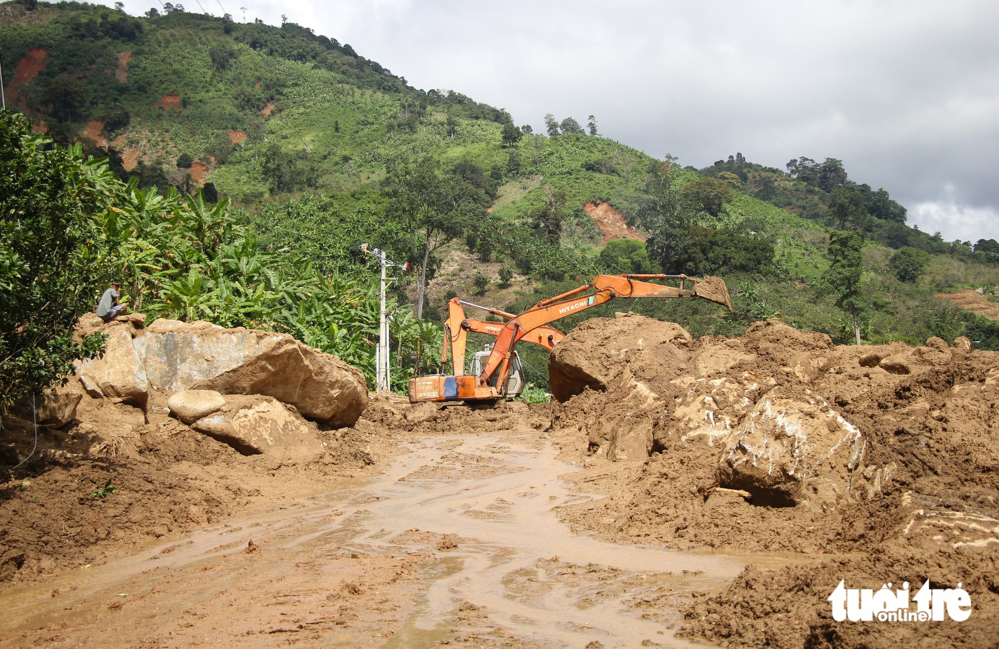 庆和省一村庄因山体滑坡被隔离多日，需徒步背运食品补给