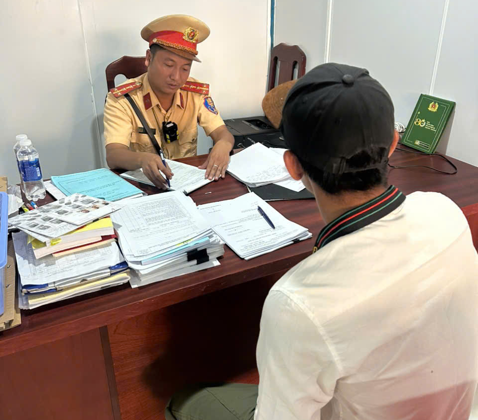 因在社交媒体上发布蛇形驾驶视频，一名年轻男子被罚款900万越南盾