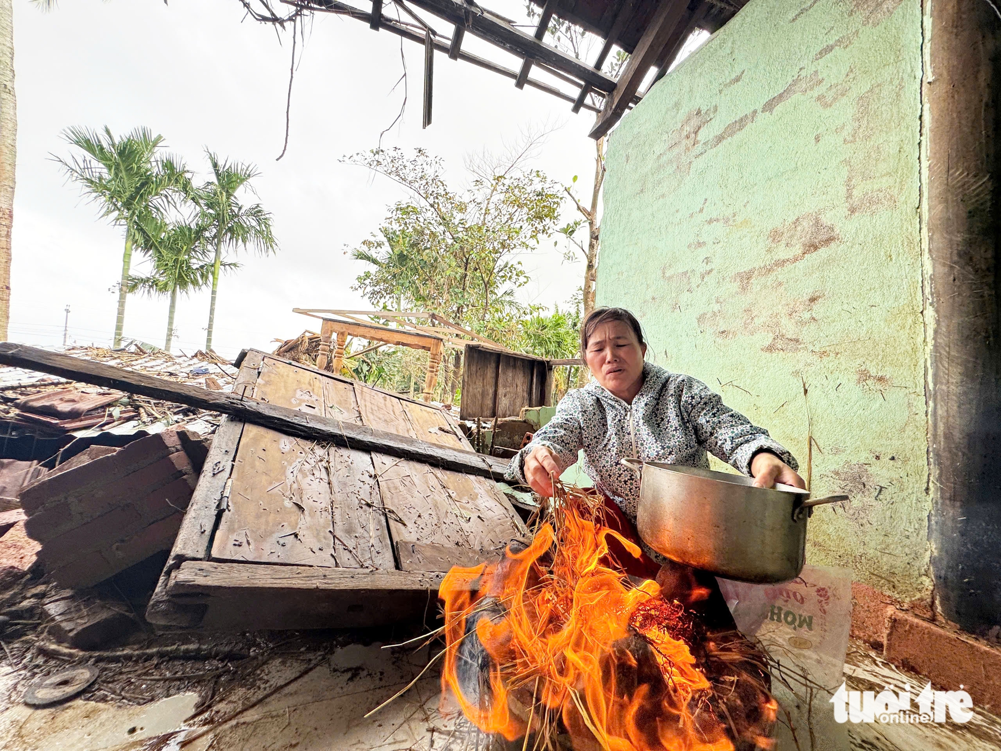 洪灾中心和盛：阮氏凝在废墟中点燃炉火，燃起希望