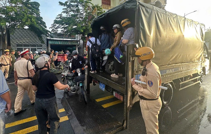 胡志明市深水淹没中救援127人