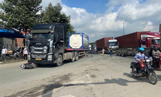 在胡志明市两个门户路线上分离重型卡车和摩托车车道