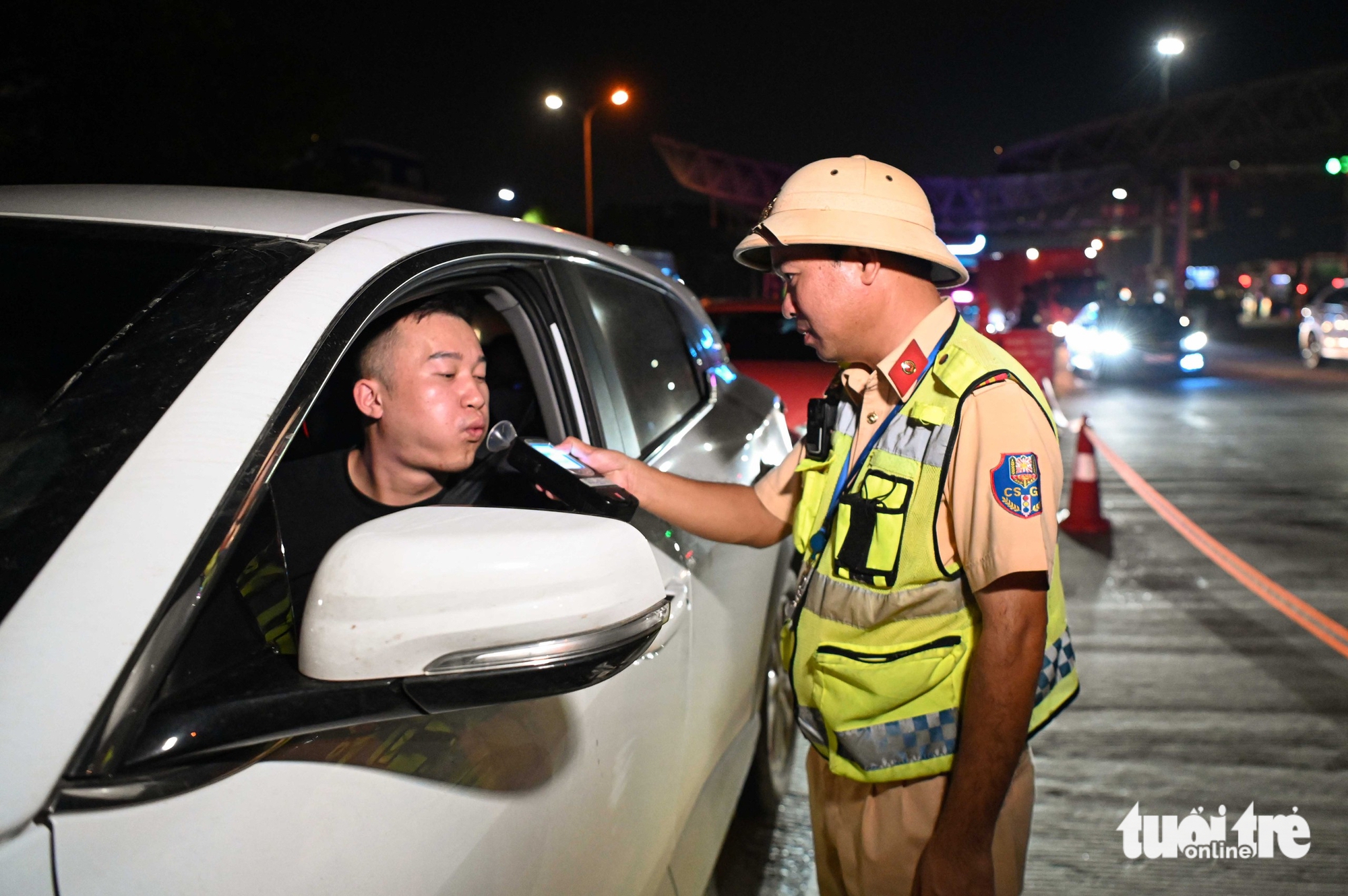 酒精浓度违规处理高峰期：警察通宵在高速公路入口检查