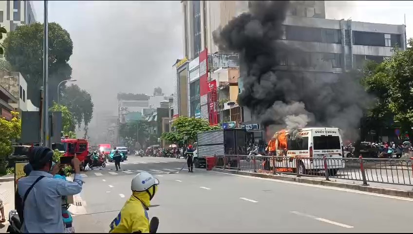 16座车在潘登留路上猛烈燃烧，桥区坊发生碰撞后