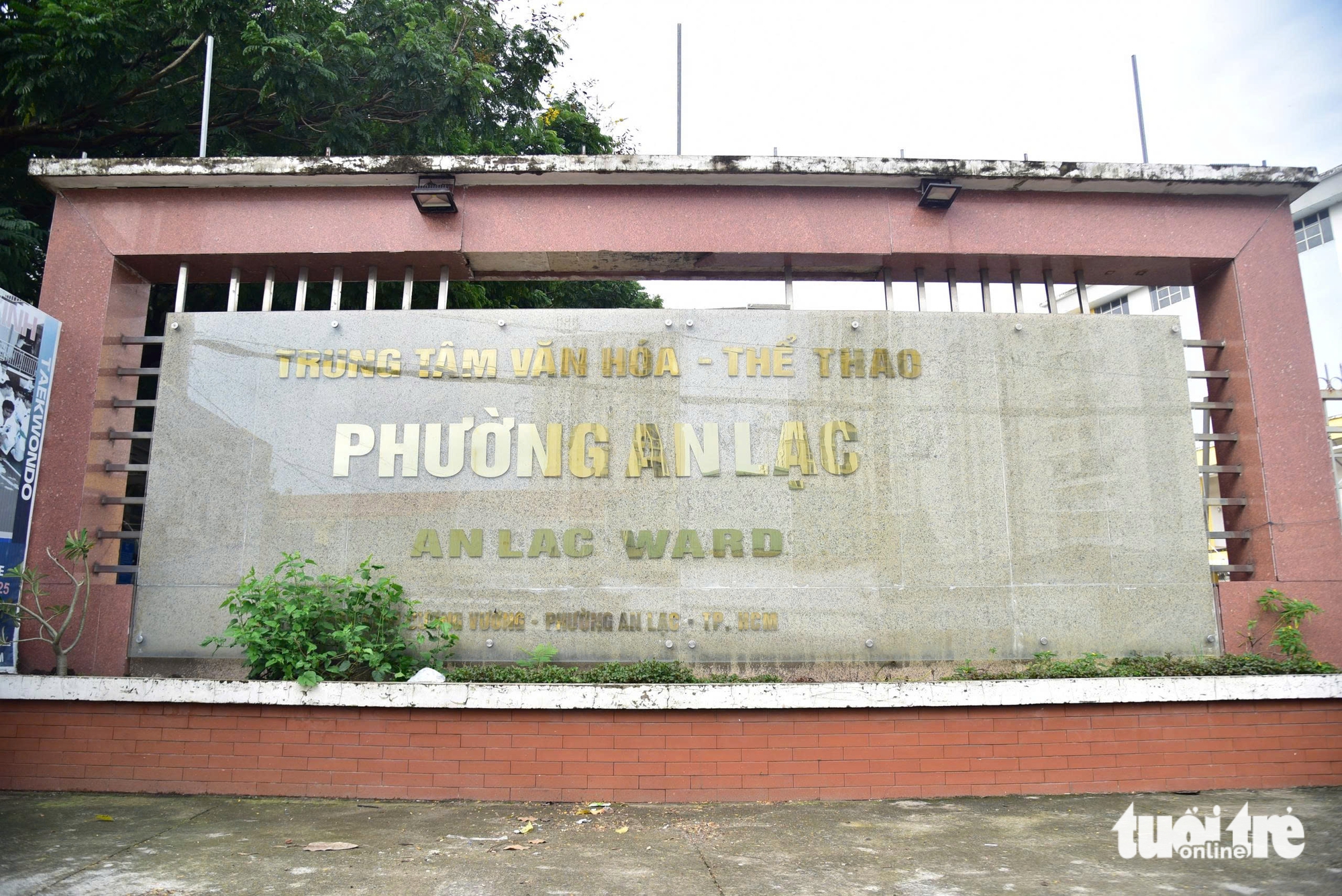 西贡河沿岸沉降，民宅地基开裂，护岸沉入河中，多人被迫搬迁