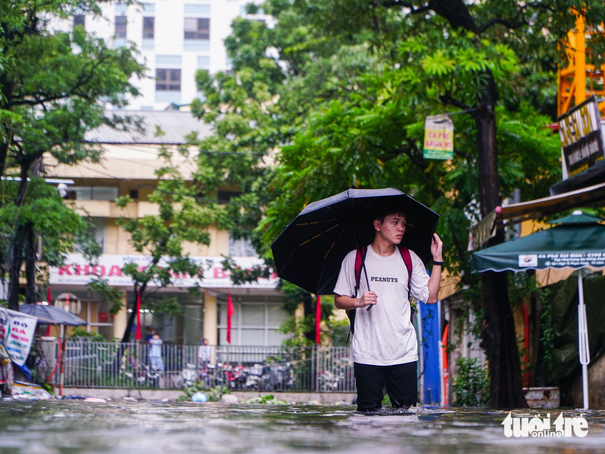 大雨持续一整天，河内街道深陷积水