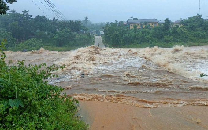 8级台风登陆河静-广治，多个村庄被隔离