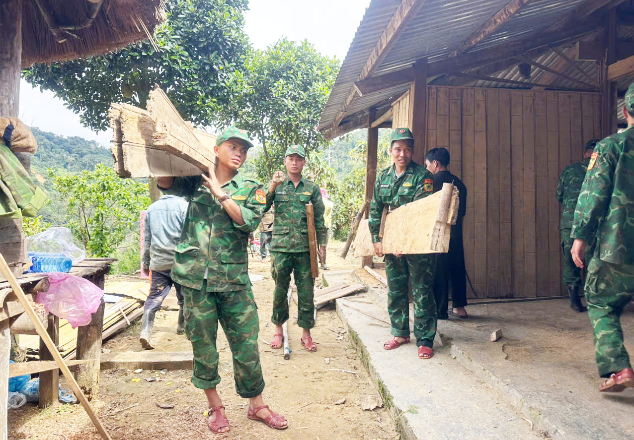边防部队帮助民众收割水稻以躲避台风，加固房屋