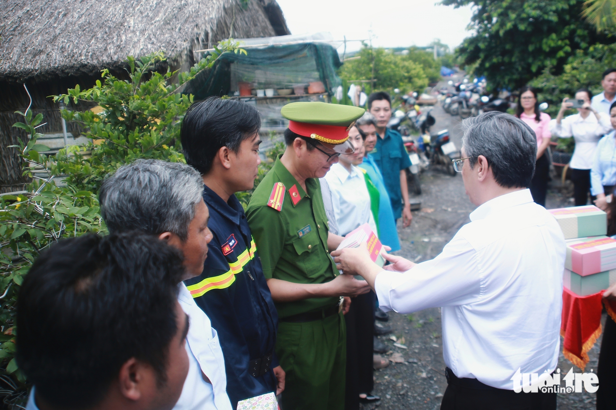 胡志明市市委副书记阮福禄慰问平利村金梅农民