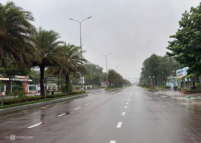 台风Kalmaegi逼近海岸时击碎酒店玻璃