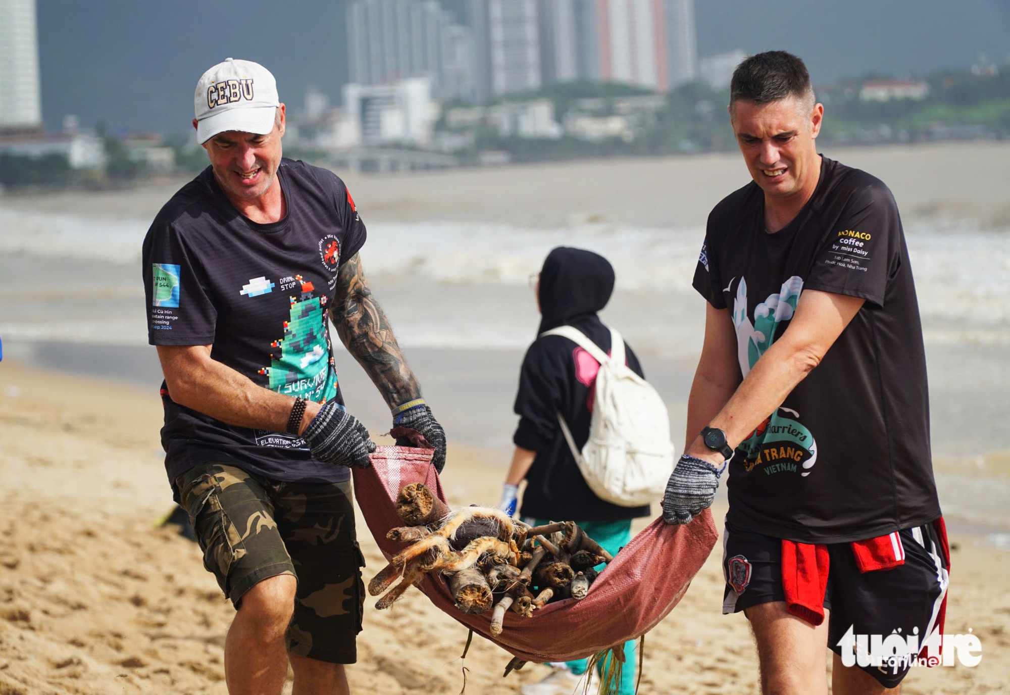 洪水过后，数千人在芽庄海滩清理垃圾