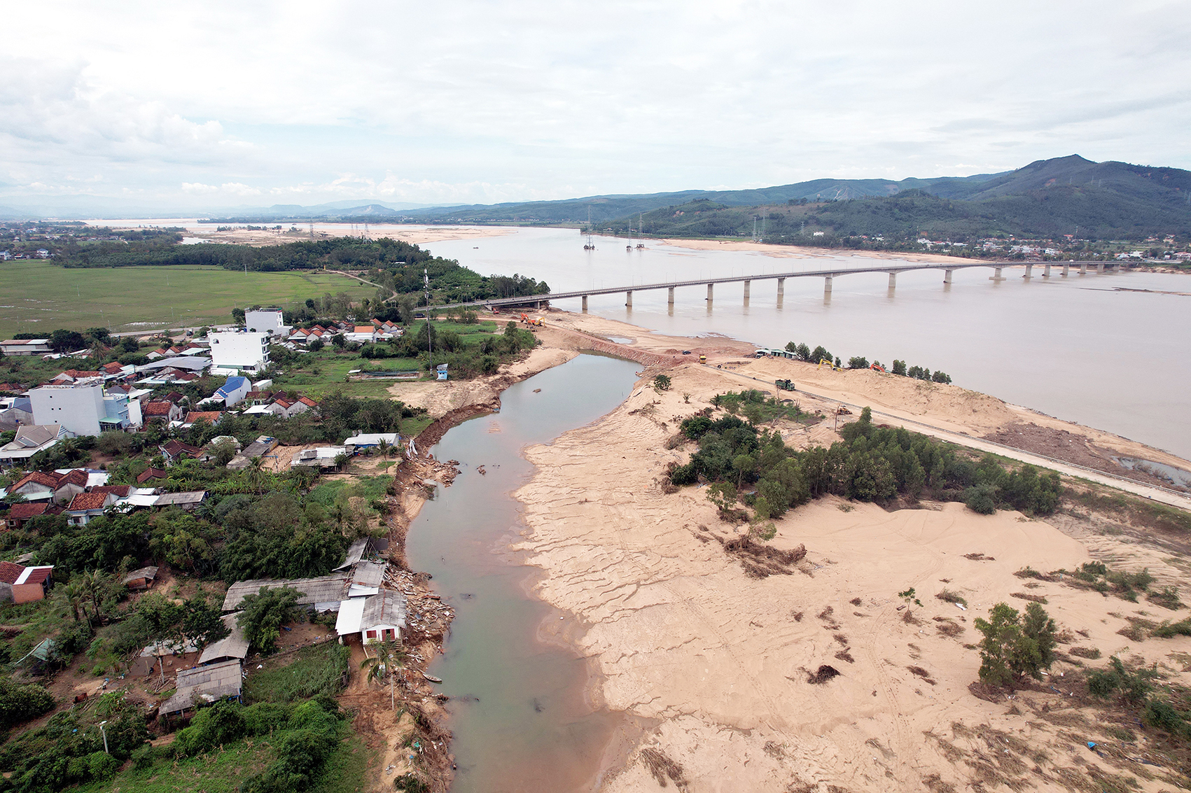 历史性洪水在居民区留下‘新河流’