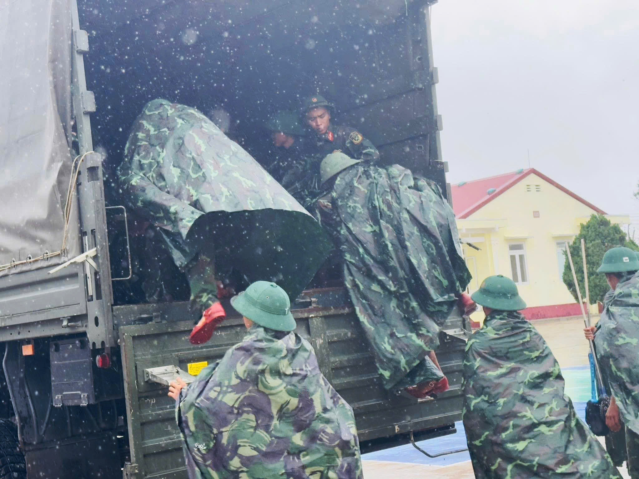 中部地区部队在一个月内两次帮助民众渡过特大洪水