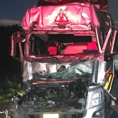 高速公路上拖车相撞事故