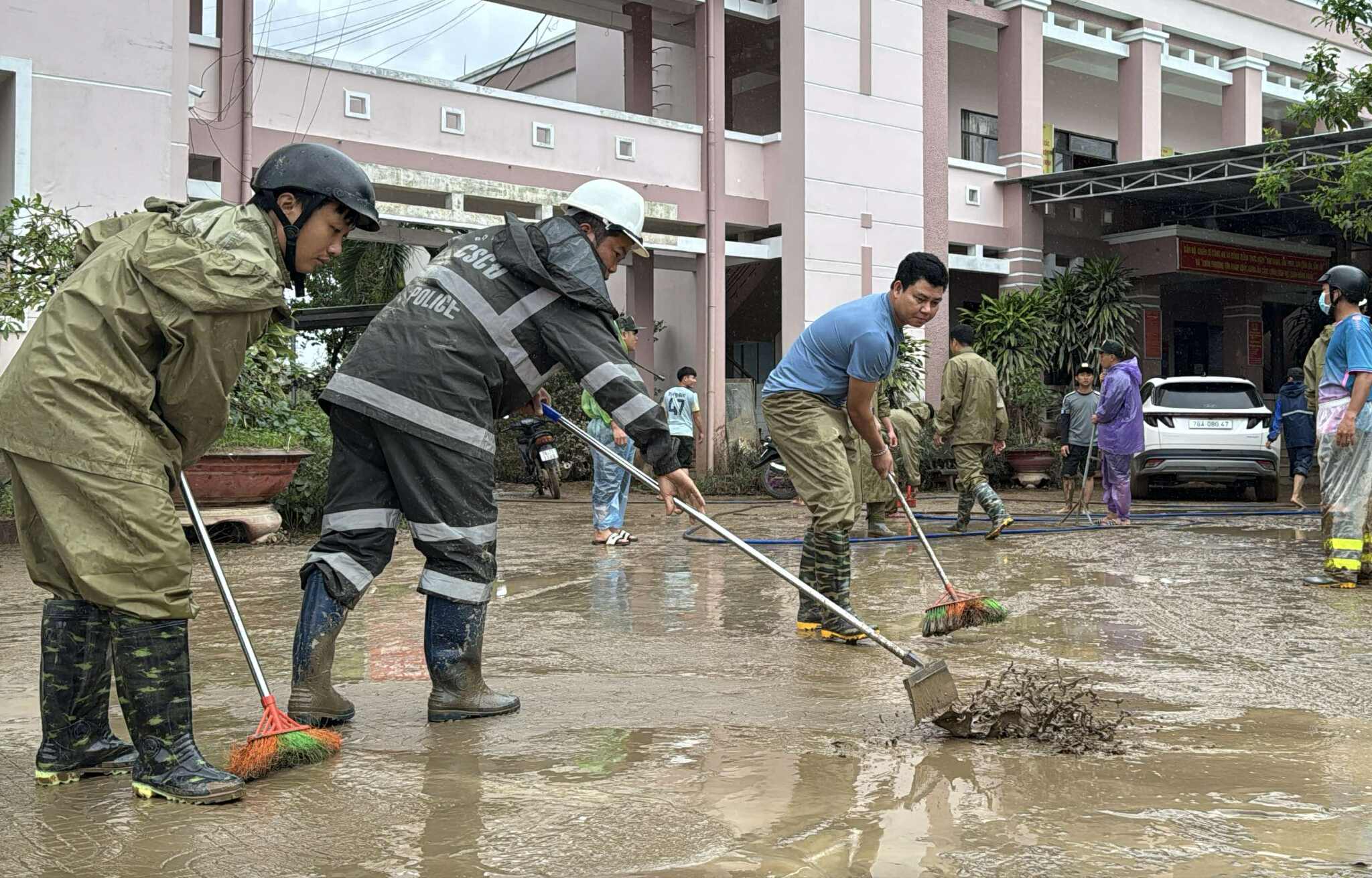 庆和省洪水逐渐退去；国道1号拥堵20公里