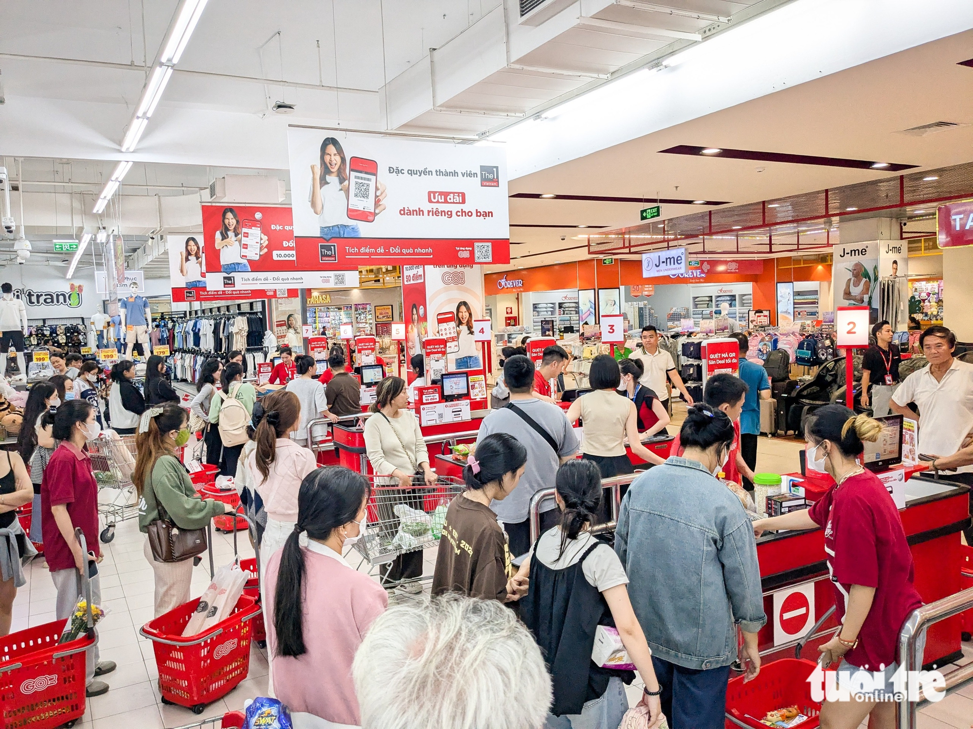 归仁市民涌向超市购买食品以躲避台风卡尔梅吉