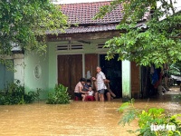 顺化河沿岸村庄95%被淹没,香蕉筏成为民众渡洪的船只