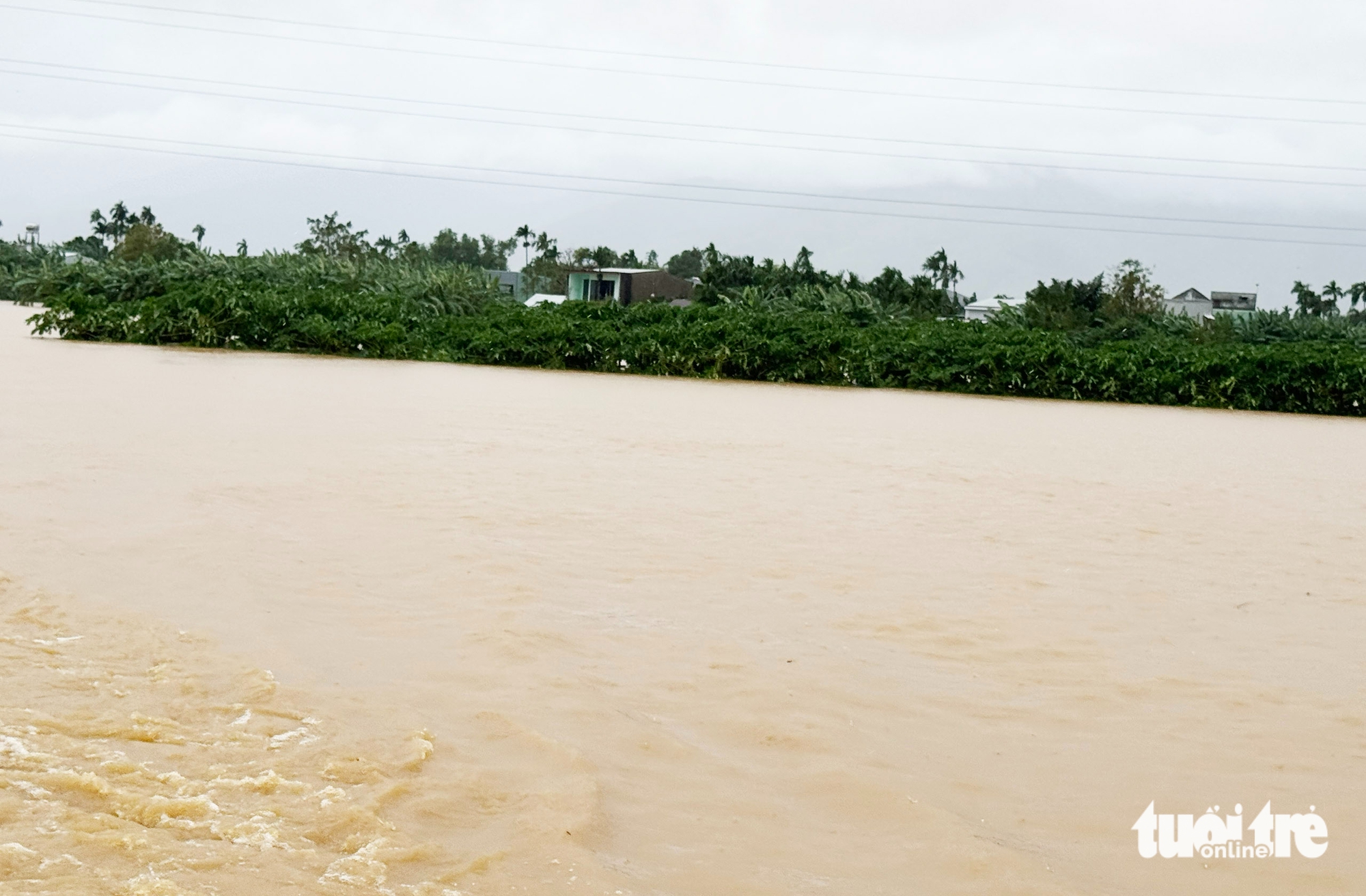 武嘉河-顺河上游洪水下降缓慢，下游民宅仍淹没超过1米