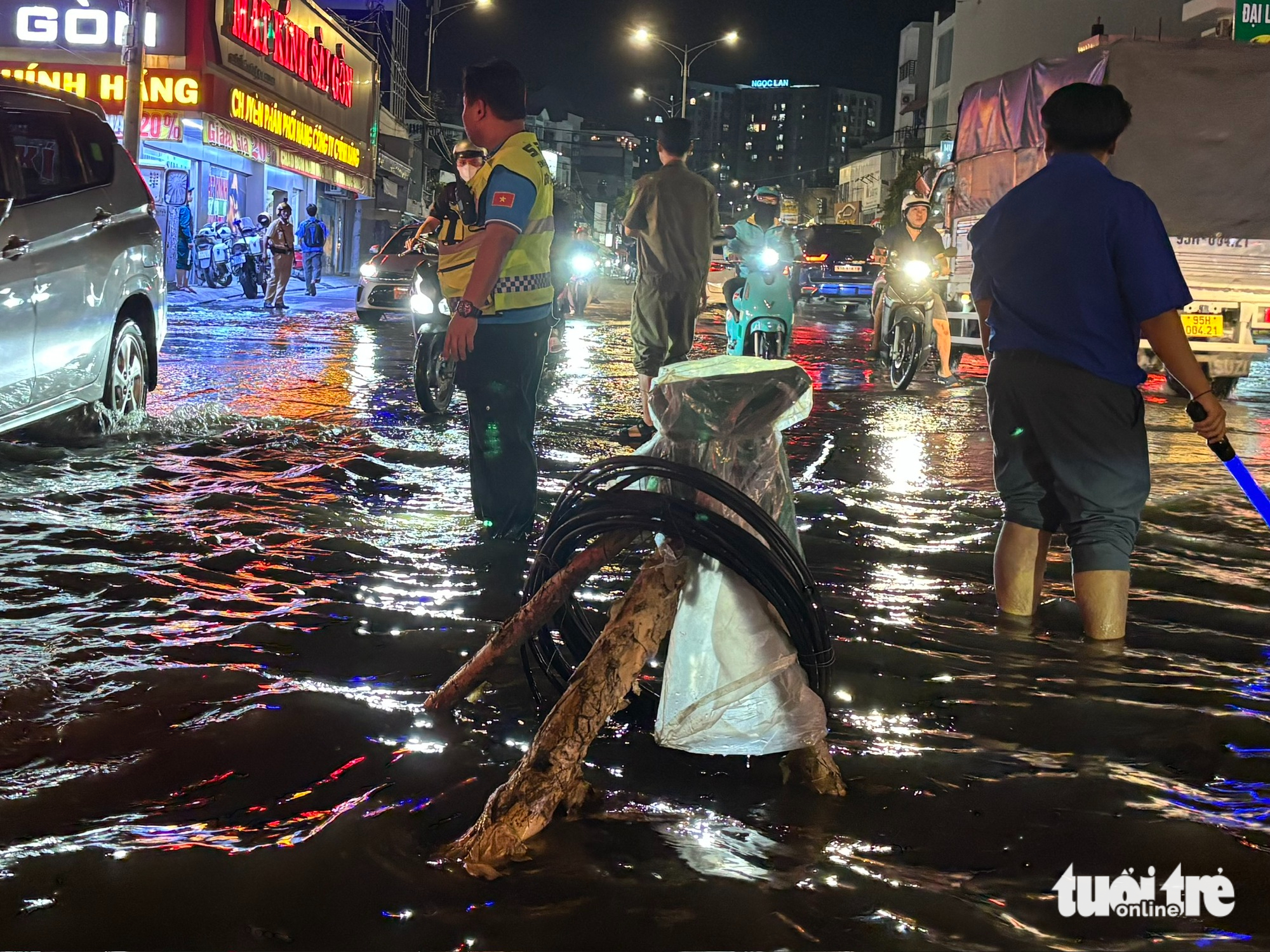 胡志明市学生因涨潮高峰放学时涉水