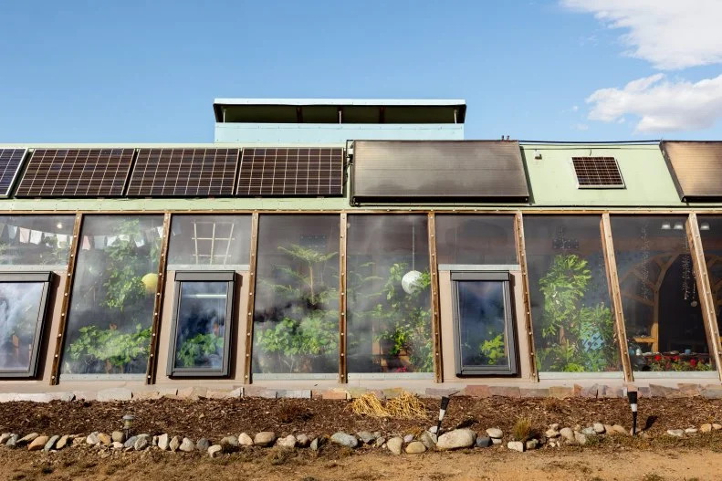 参观新墨西哥州奇特的自给自足绿色Earthship房屋
