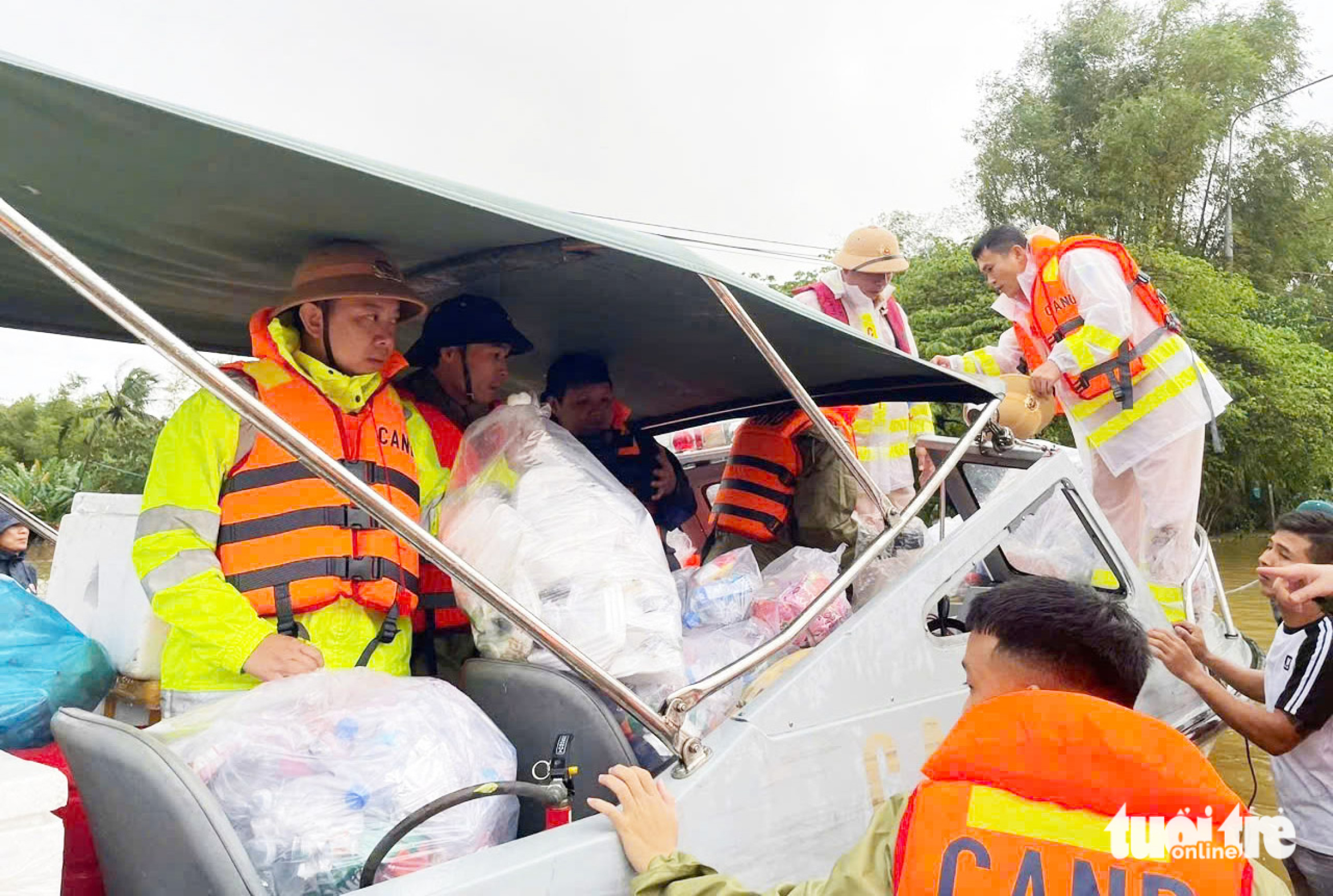在洪水和山体滑坡后重新站起来,戈诺伊的居民并不孤单