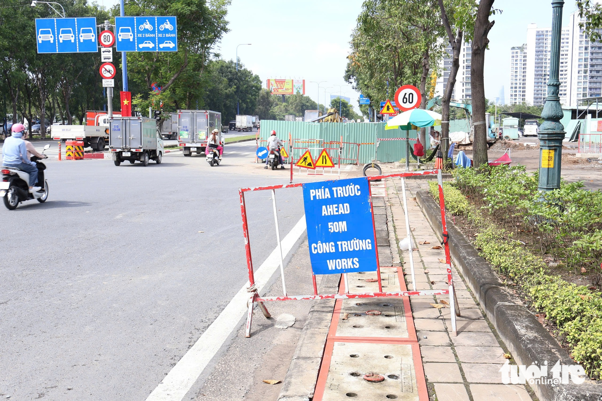 在梅志寿路上施工优先自行车道