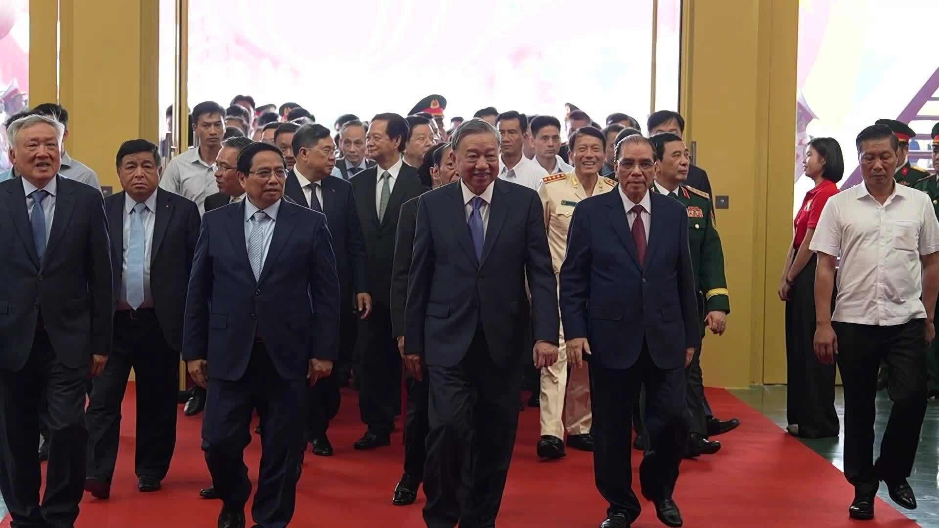总书记、总理参观国家成就展览
