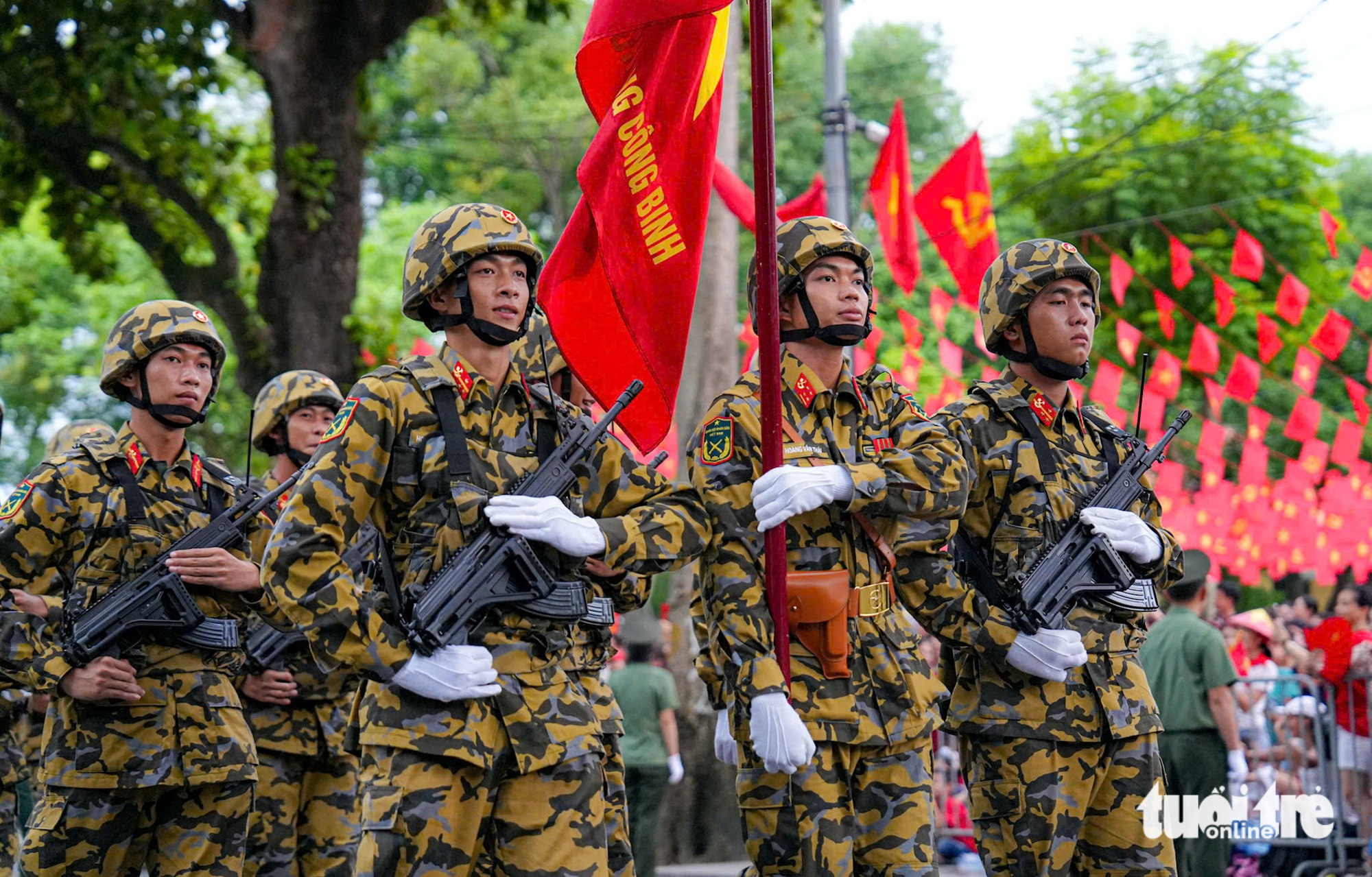 人们高歌等待阅兵队伍