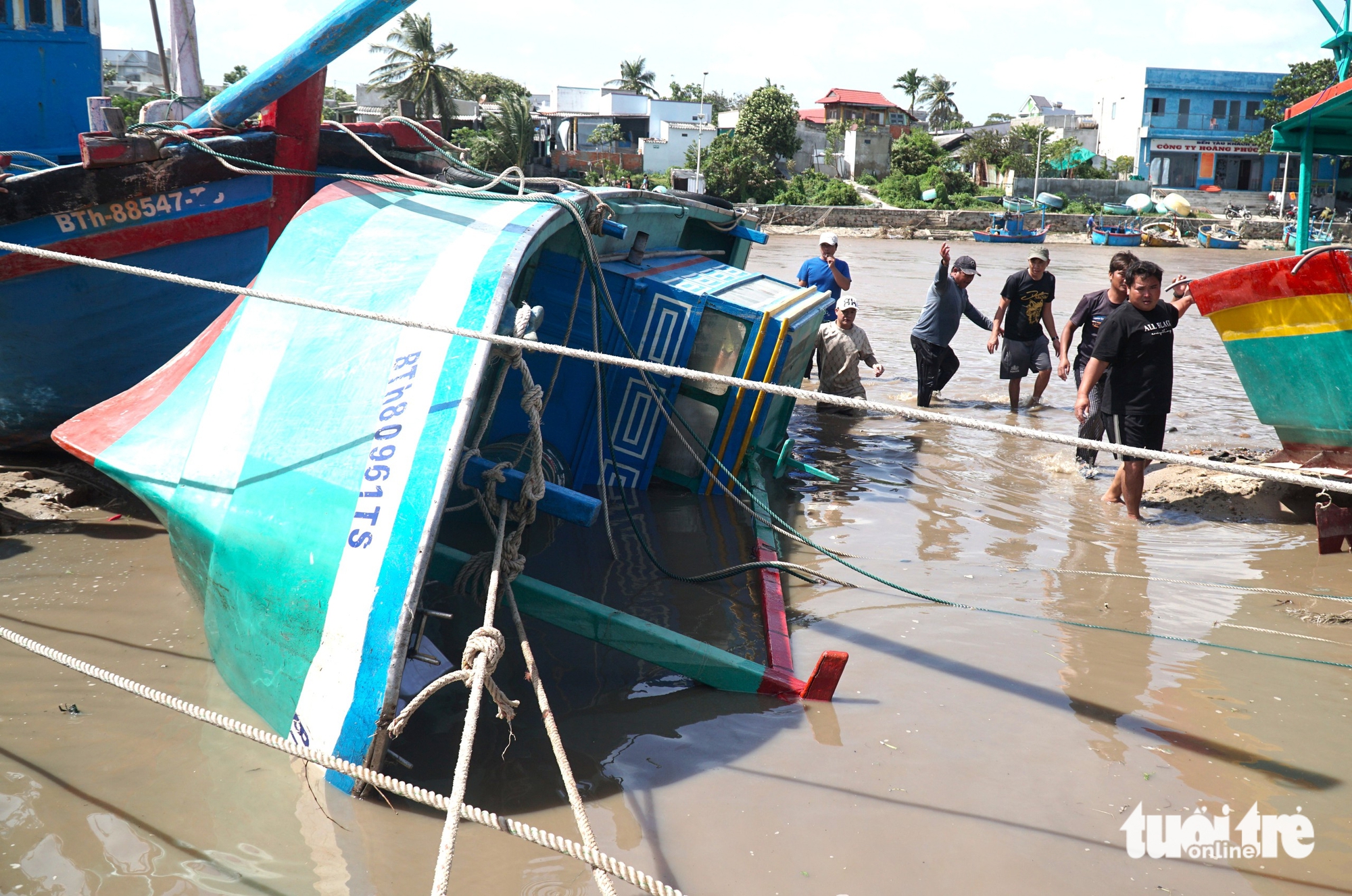 渔民在连香海口打捞沉没渔船后心痛不已