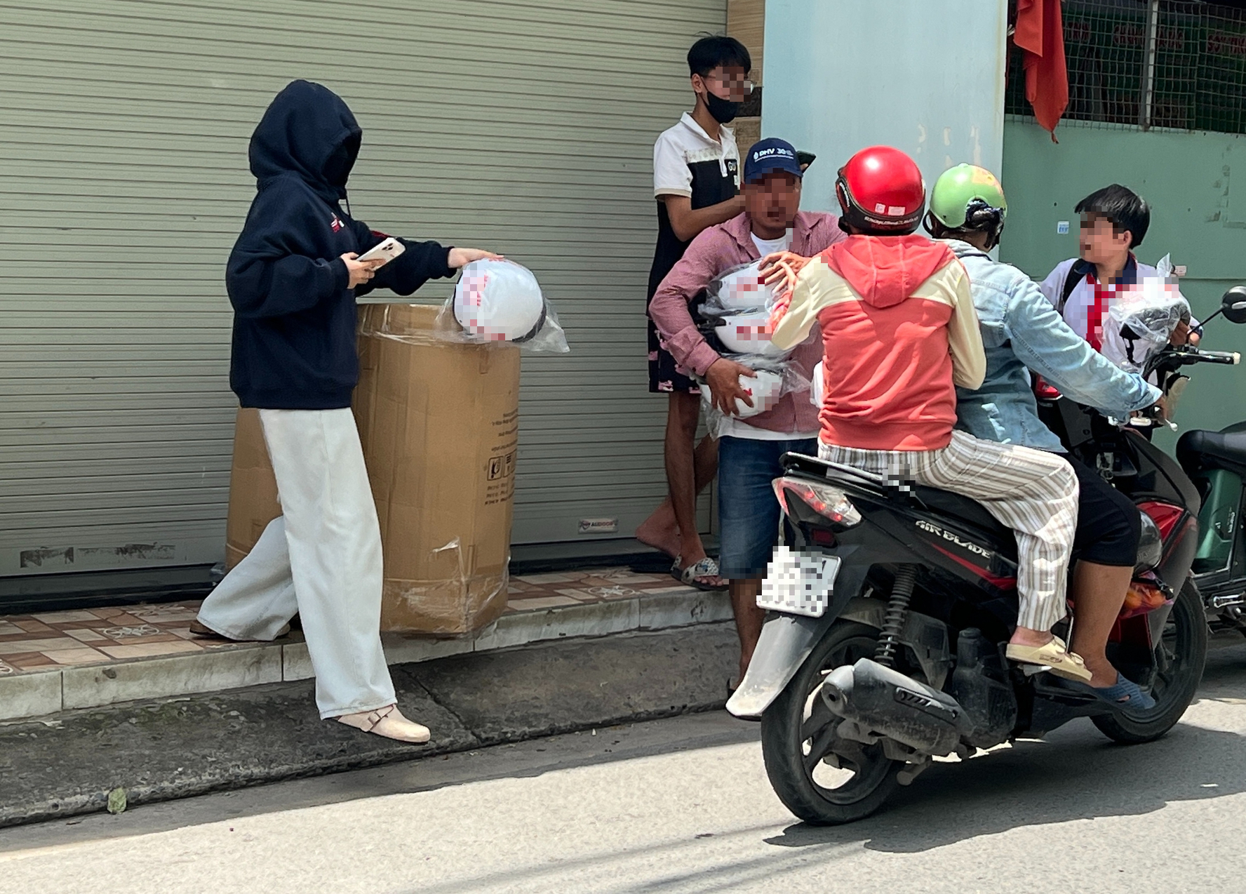 在带有在线赌博广告的道路上免费发放安全帽