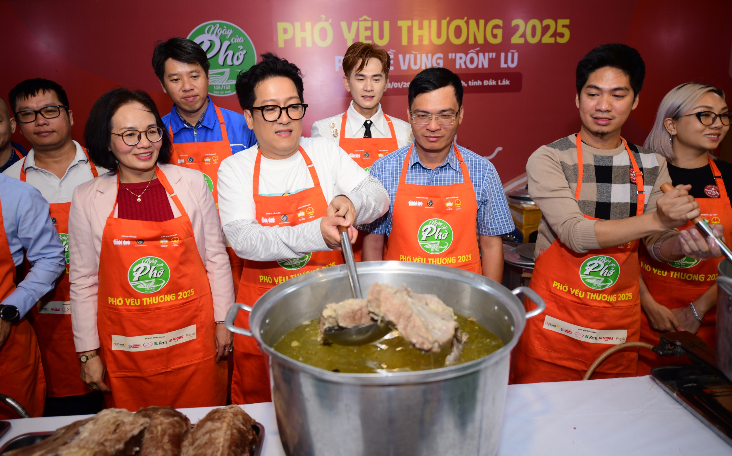 将爱心河粉带到洪灾中心地带| 越南中文社｜越南新闻与政策信息中文平台