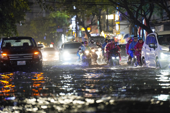 岘港市中心多条街道在大雨后积水