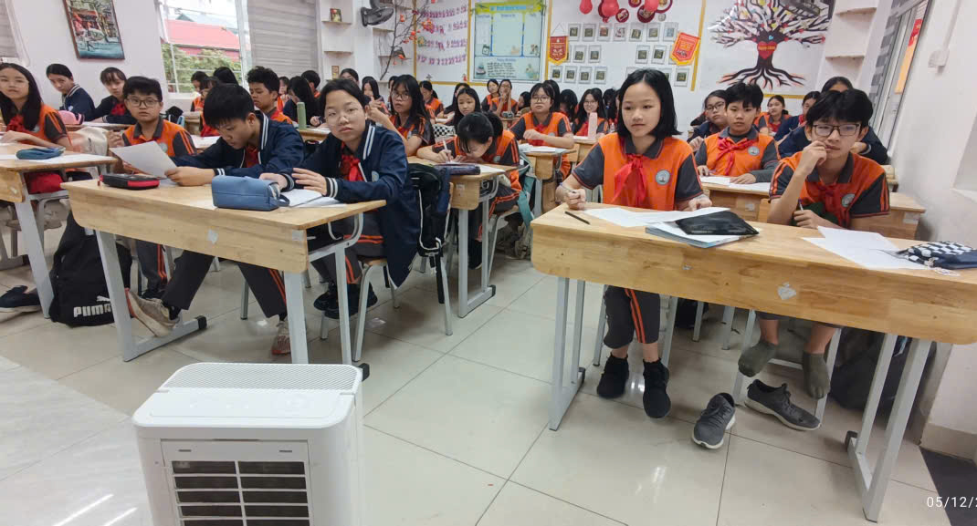 家长将空气净化器借给学校，在教室里立即开启