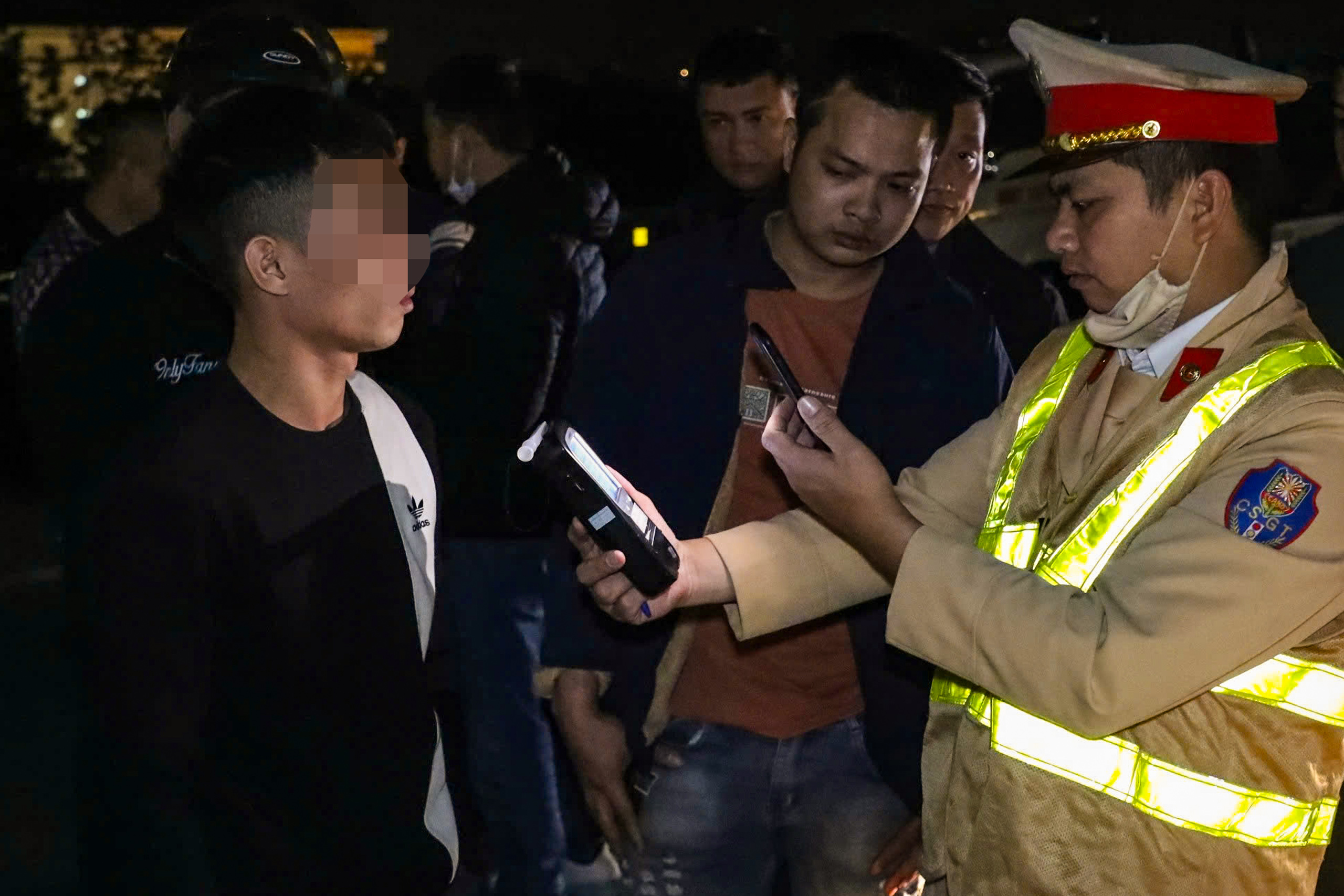 5车连环相撞后轿车变形，2人住院