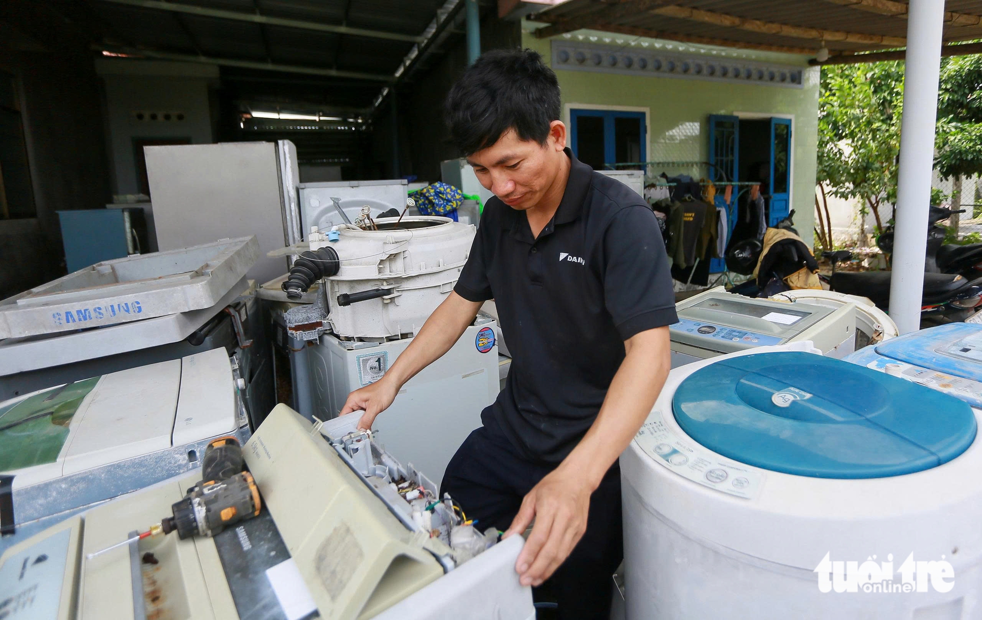 电子技师涉水至东和区，免费为乡亲修理冰箱和洗衣机