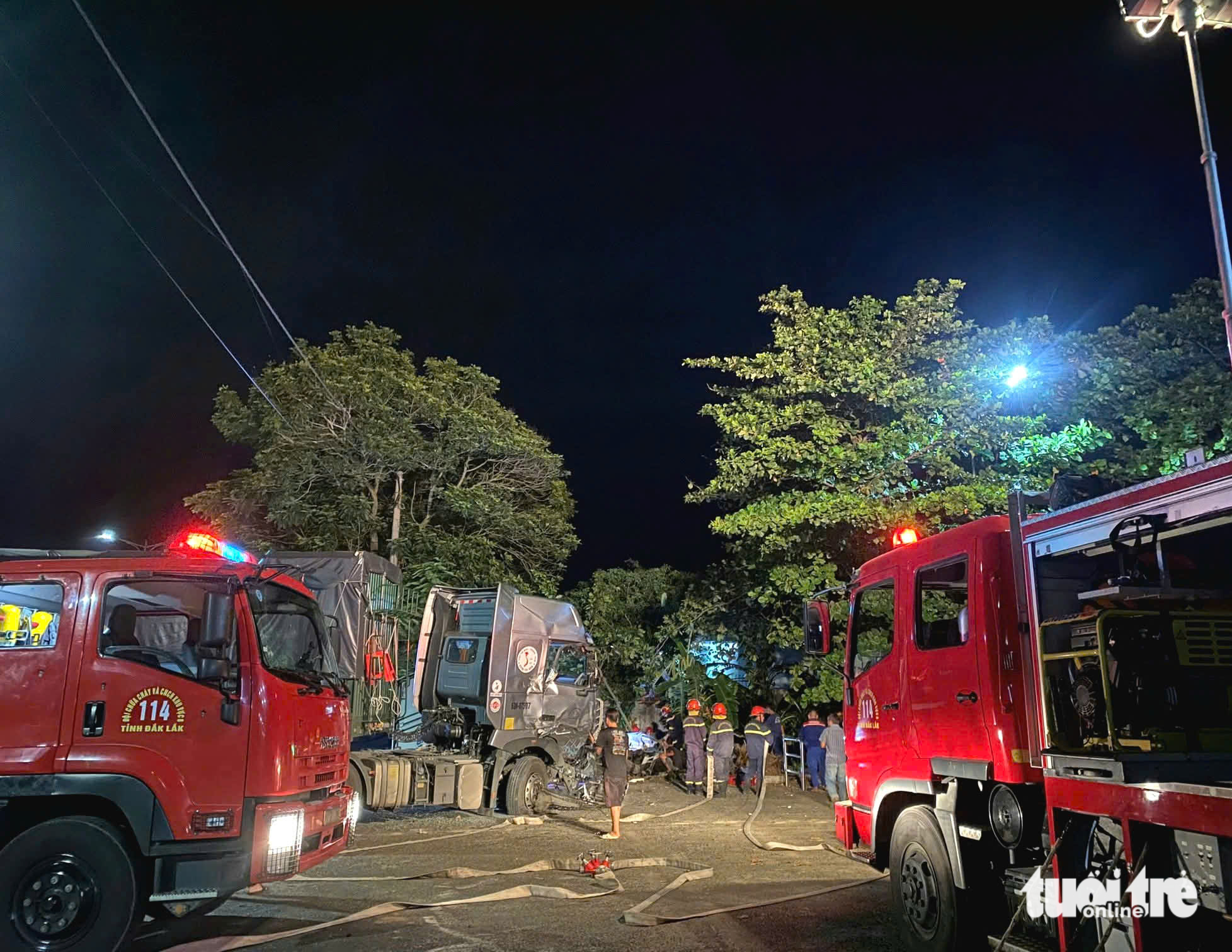 公安连夜救出被困驾驶室的司机
