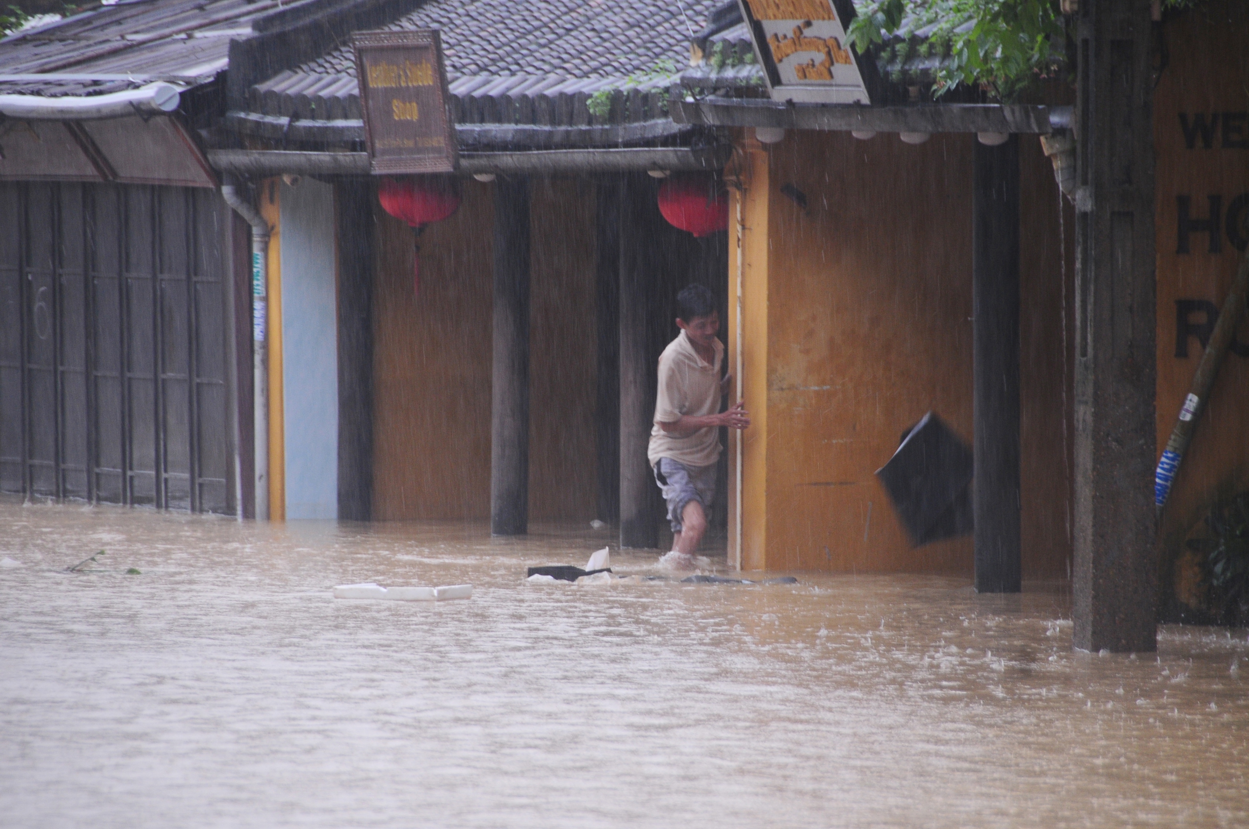 外国人在会安的历史洪水体验之旅