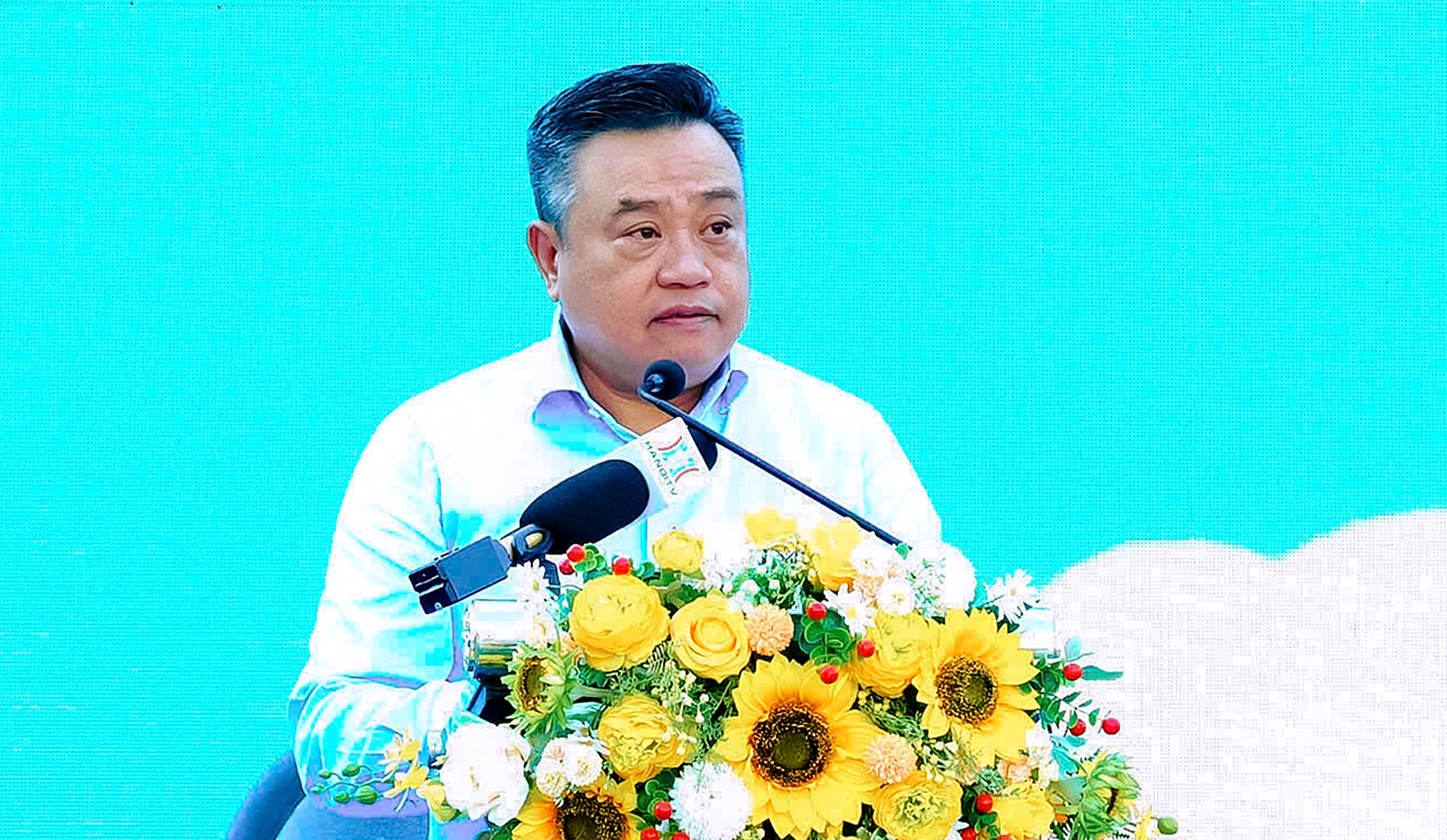 河内主席：在街道上洒水、喷雾降尘以保护环境