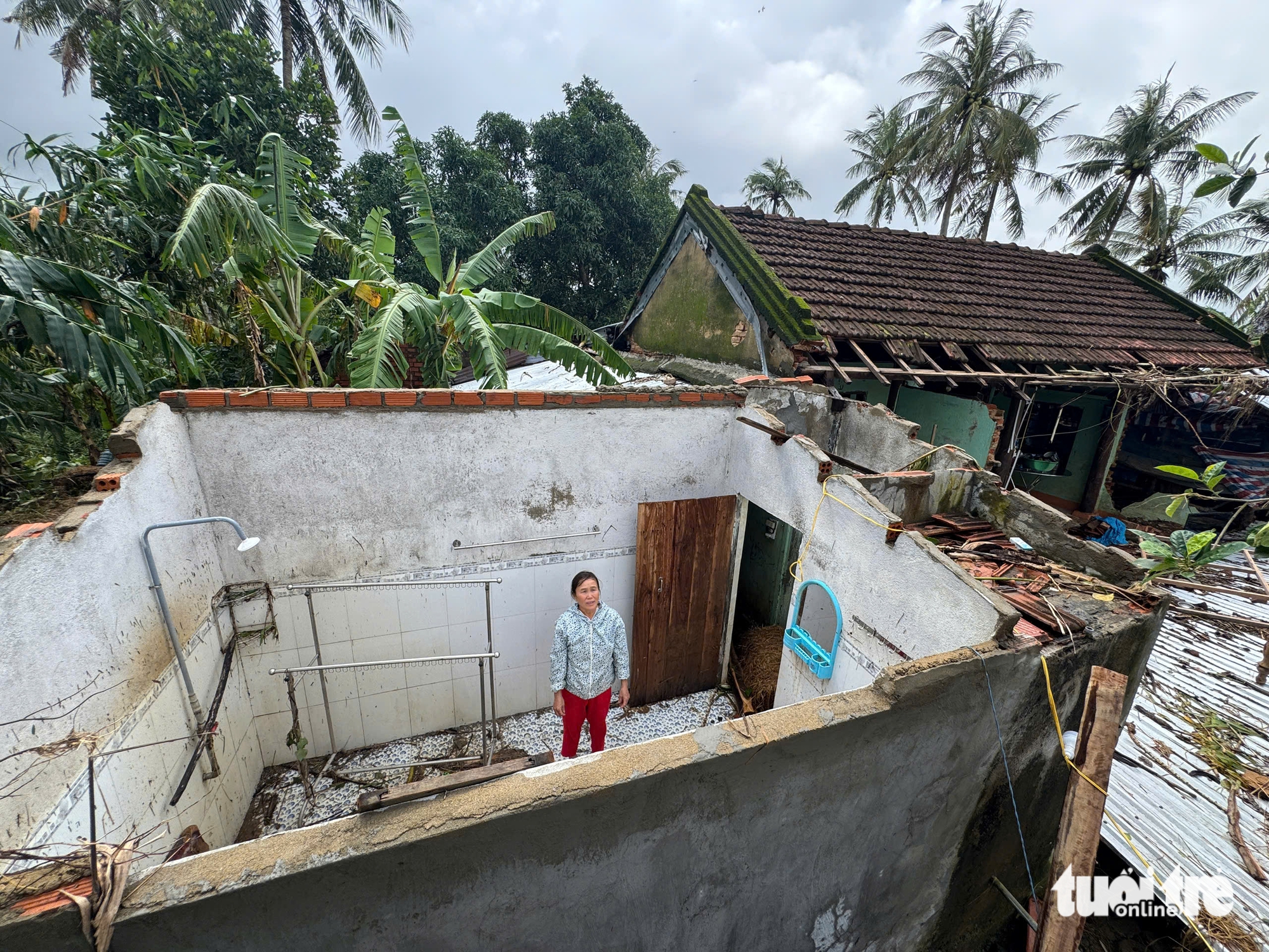 洪灾中心和盛：阮氏凝在废墟中点燃炉火，燃起希望