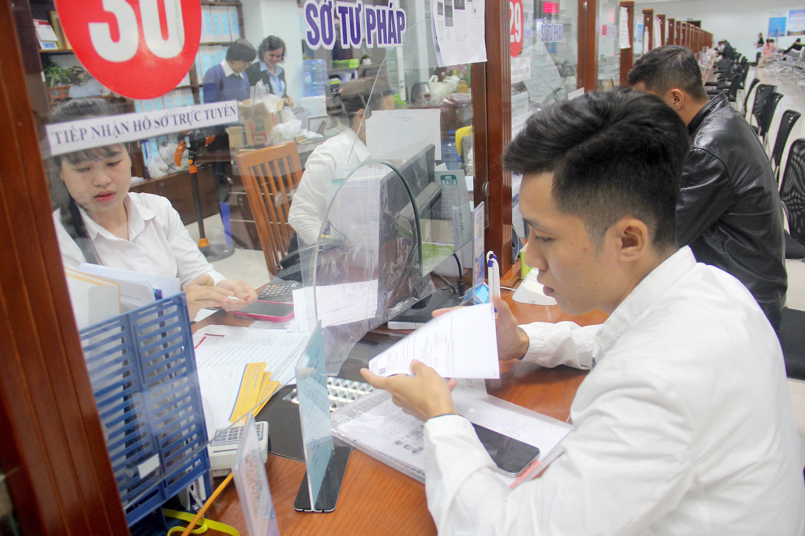 对因调整而立即离职的协会工作人员提供不超过24个月工资的支持