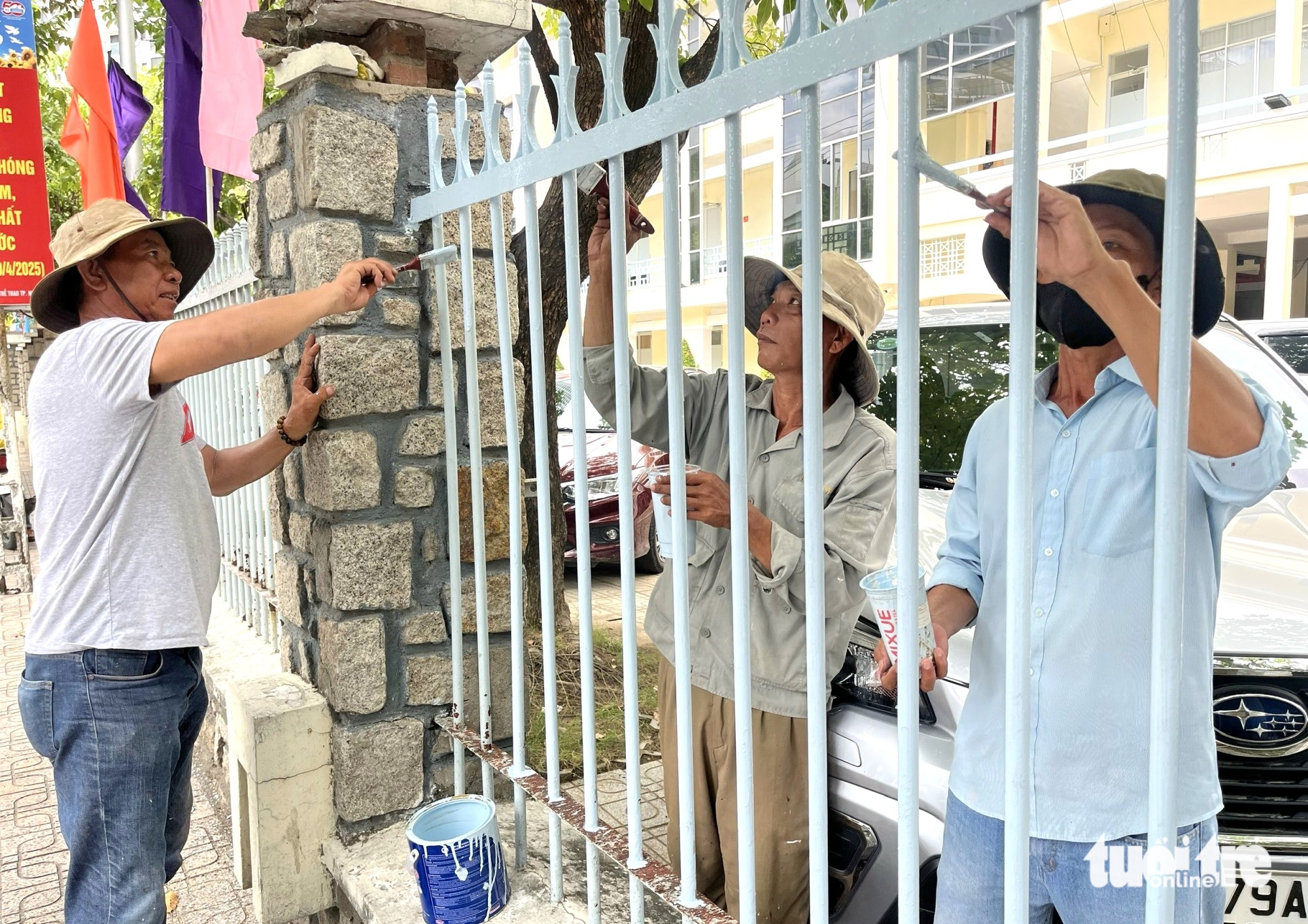 芽庄的新区开始安装新办公地点的标牌