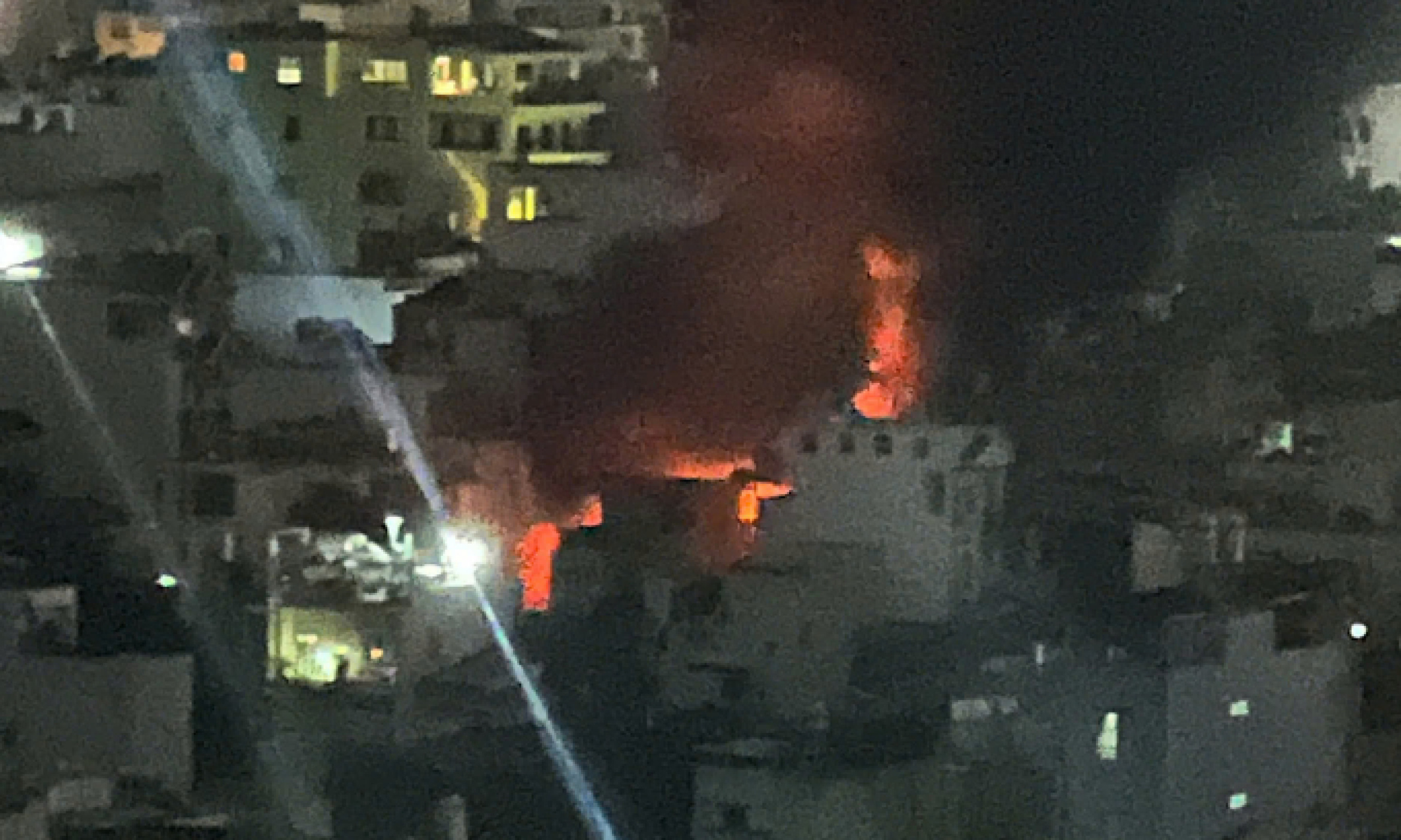 胡志明市居民区仓库发生猛烈火灾