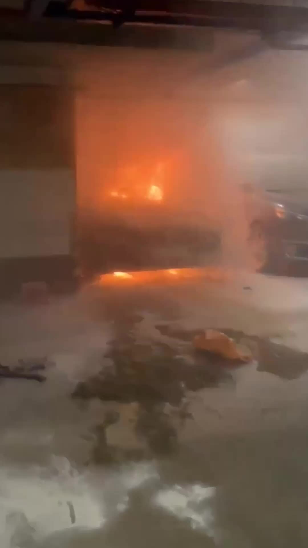 高岛屋购物中心地下停车场发生火灾