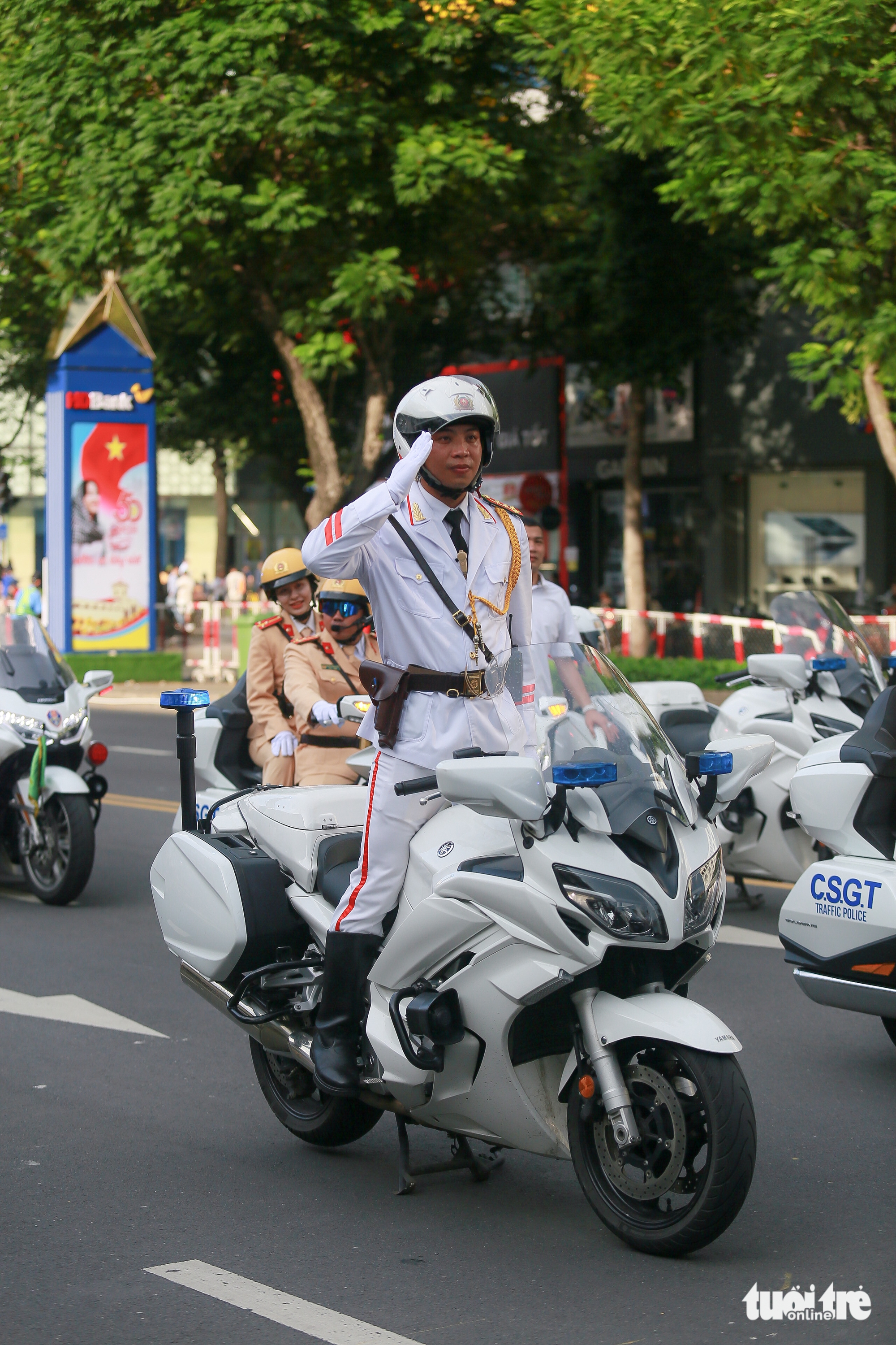 黎利大道热闹时刻：民众与警卫部队互动