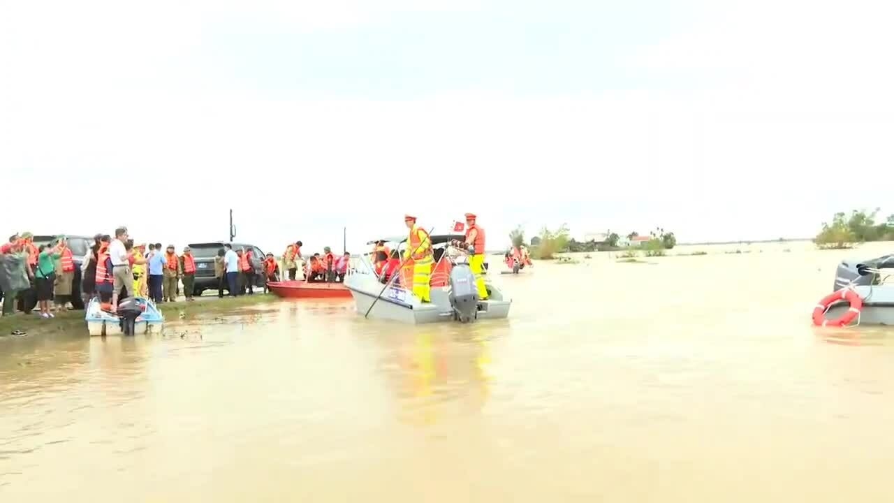 总书记视察洪灾中心地区民众