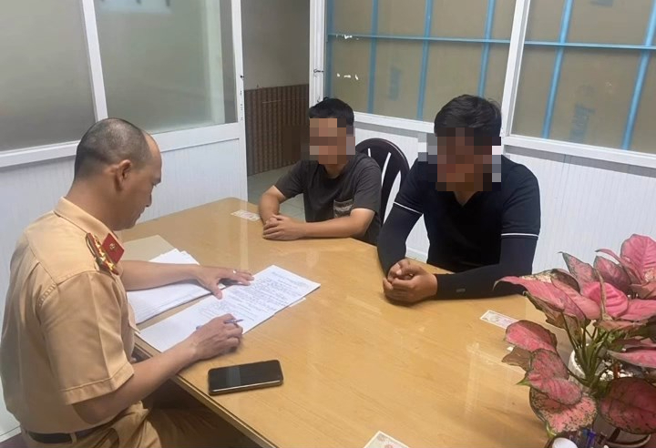 年轻人骑SH摩托车'翘头'拍视频上传网络被没收车辆