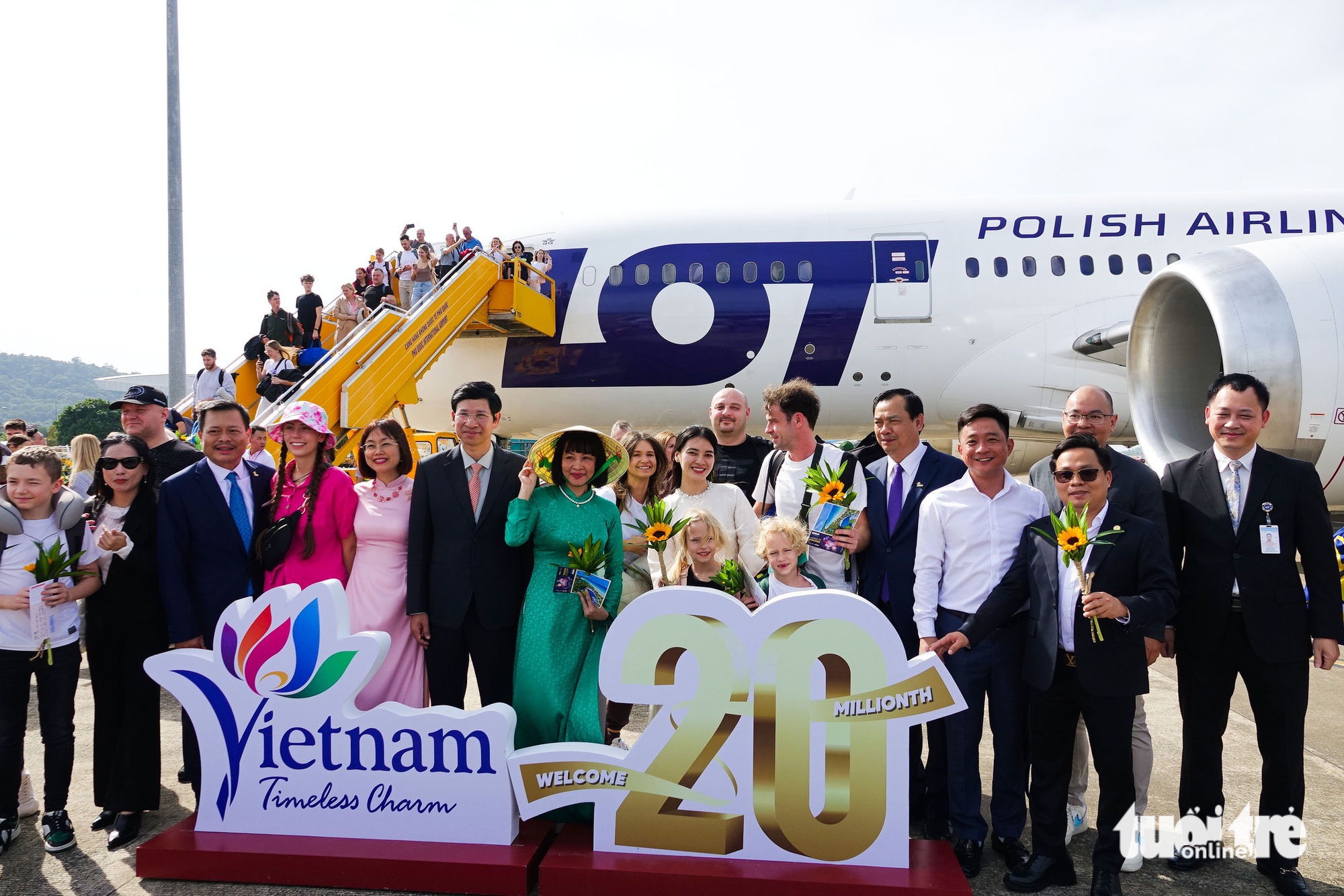 热烈欢迎第2000万名国际游客抵达富国岛