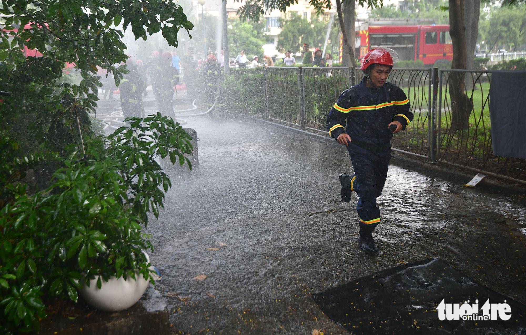 春和坊进行消防演练，指导居民在封闭场所逃生