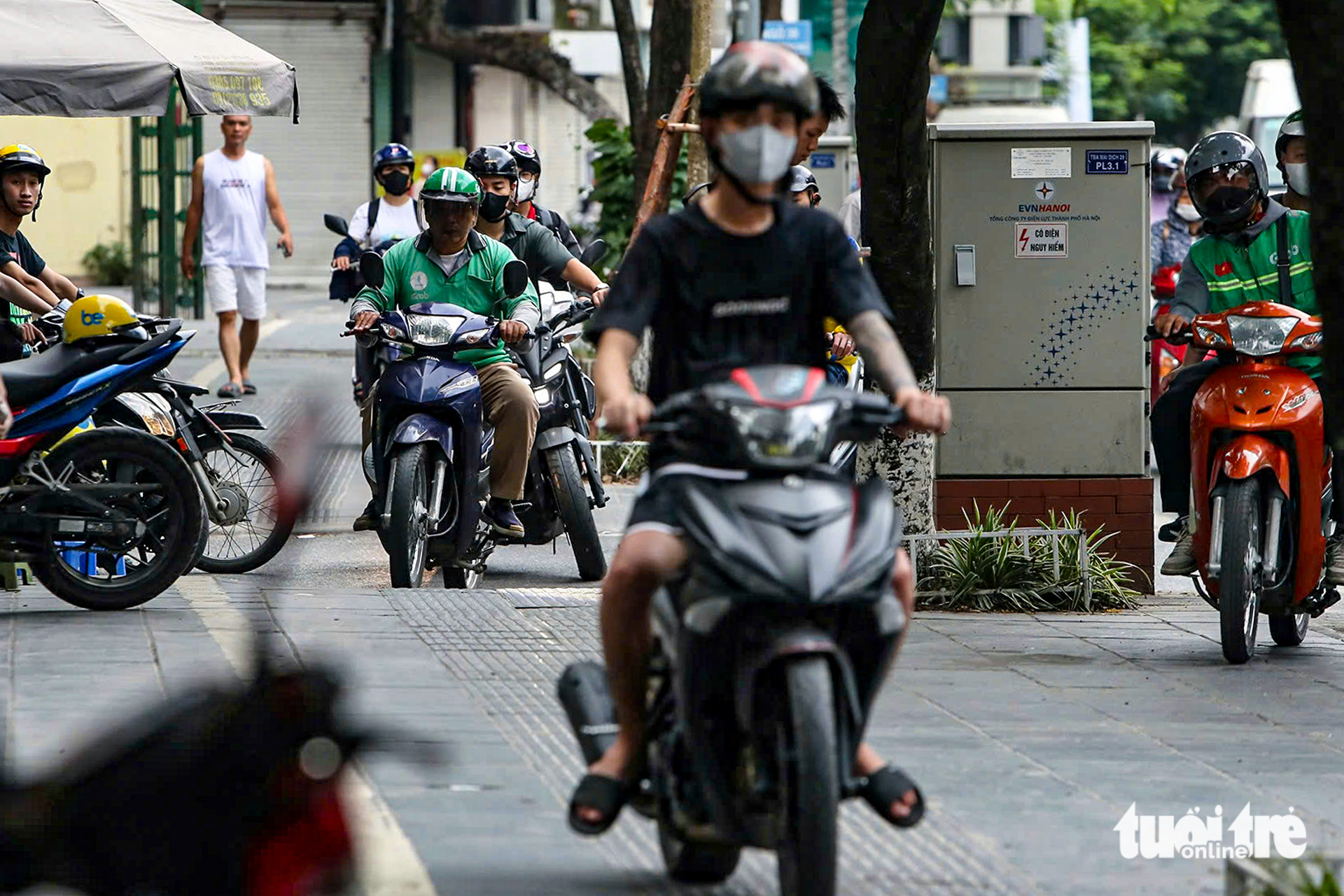 一小时内数十辆摩托车上人行道被罚款超过1亿越南盾
