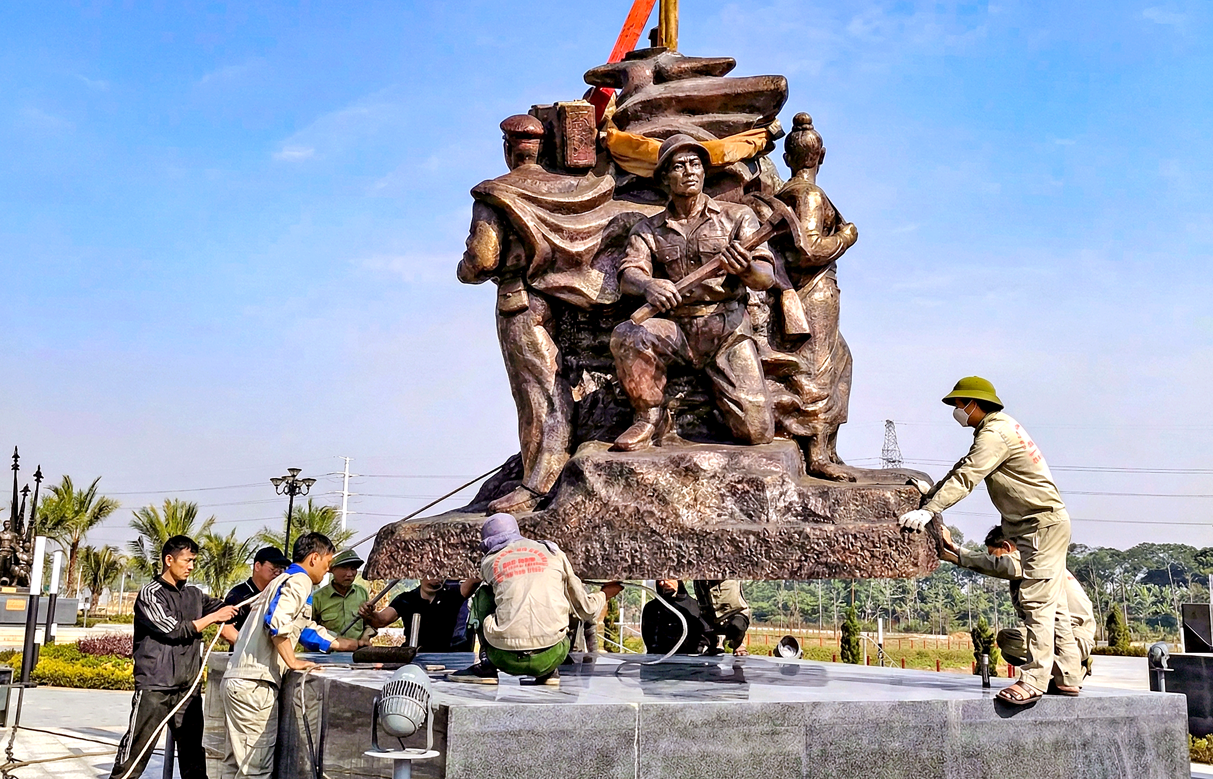 完成越南-老挝友谊团结雕像群展示